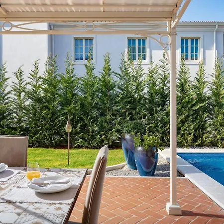 Luxury Giulia With A Pool