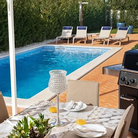 Luxury Giulia With A Pool